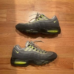 Used nike air mad 95 neon size 10.5